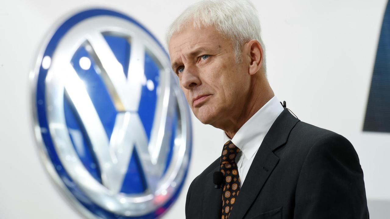 Matthias Müller, Vorstandsvorsitzender der Volkswagen AG, steht am 11.01.2016 der North American International Auto Show in Detroit am VW-Stand vor dem Konzernlogo. 