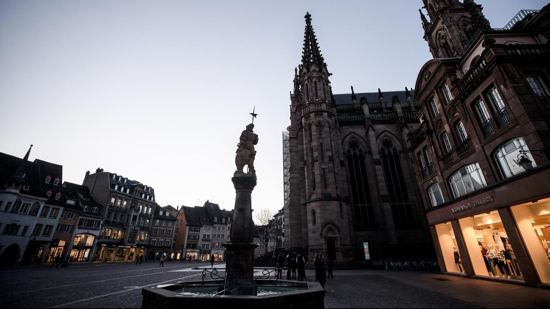 Das leere Stadtzentrum der Stadt Mülhausen in Frankreich Das leere Stadtzentrum der Stadt Mülhausen in Frankreich