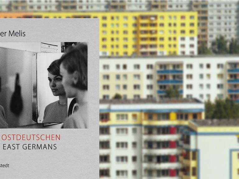 Cover des Bildbands "Robert Melis: Die Ostdeutschen", im Hintergrund Plattenbauten in Ost-Berlin