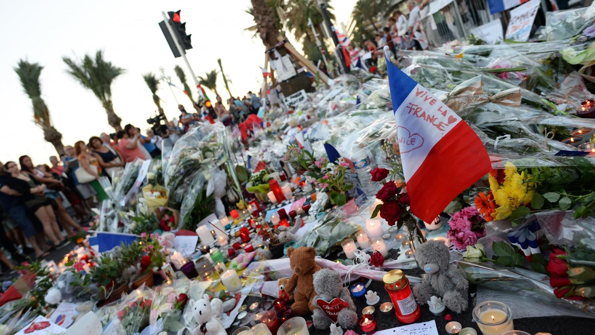 In Nizza haben Menschen nach dem Anschlag Blumen niedergelegt. In Nizza haben Menschen nach dem Anschlag Blumen niedergelegt.