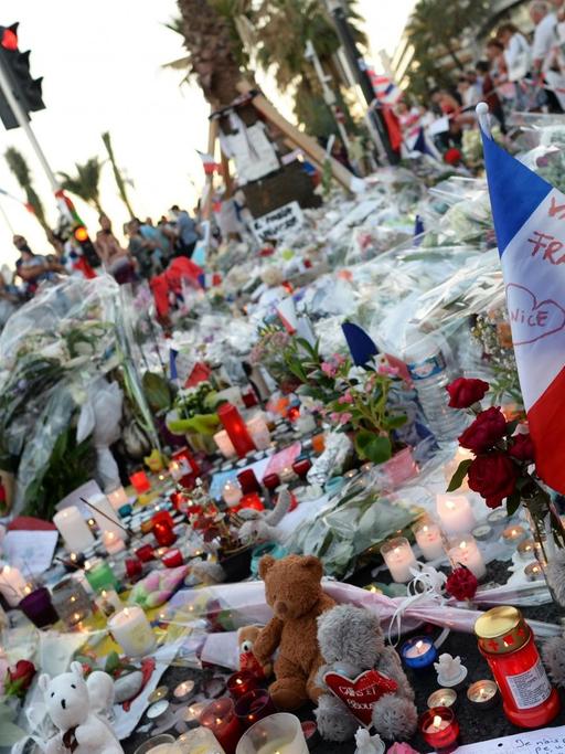 In Nizza haben Menschen nach dem Anschlag Blumen niedergelegt.