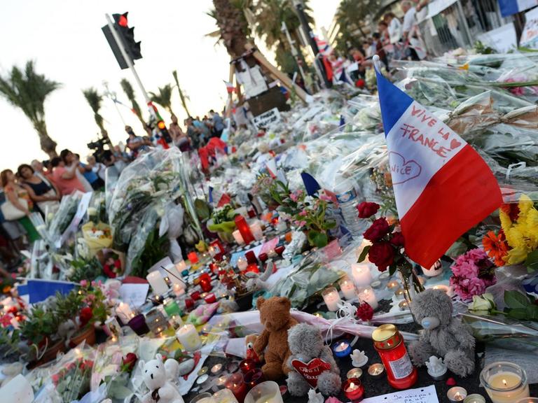 In Nizza haben Menschen nach dem Anschlag Blumen niedergelegt.