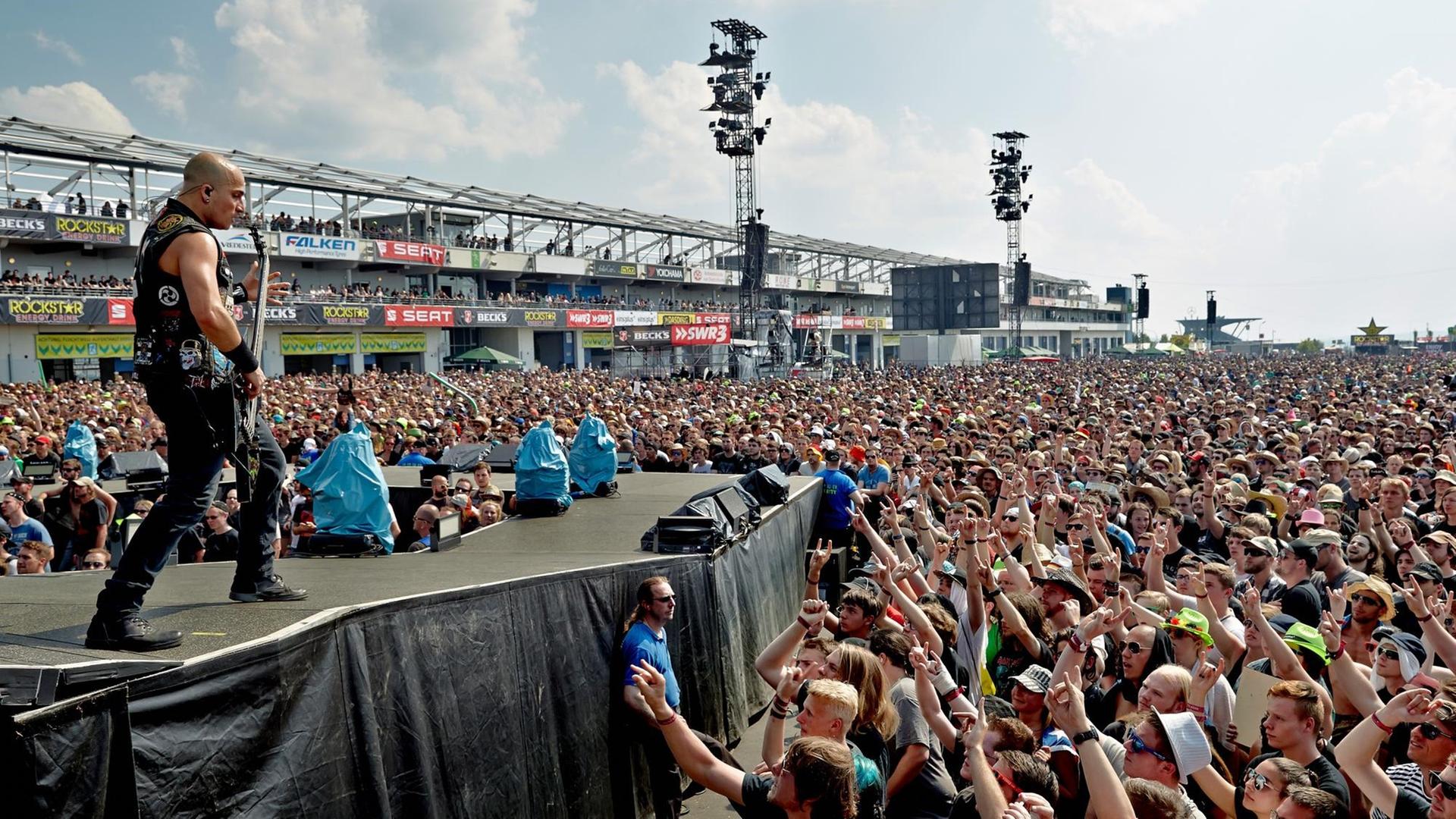 Bassist Paolo Gregoletto tritt am 08.06.2014 am vierten Festivaltag beim Rockfestival "Rock am Ring" auf dem Nürburgring bei Nürburg (Rheinland-Pfalz) mit der US-amerikanischen Metal-Band Trivium auf.