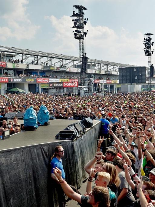 Bassist Paolo Gregoletto tritt am 08.06.2014 am vierten Festivaltag beim Rockfestival "Rock am Ring" auf dem Nürburgring bei Nürburg (Rheinland-Pfalz) mit der US-amerikanischen Metal-Band Trivium auf.