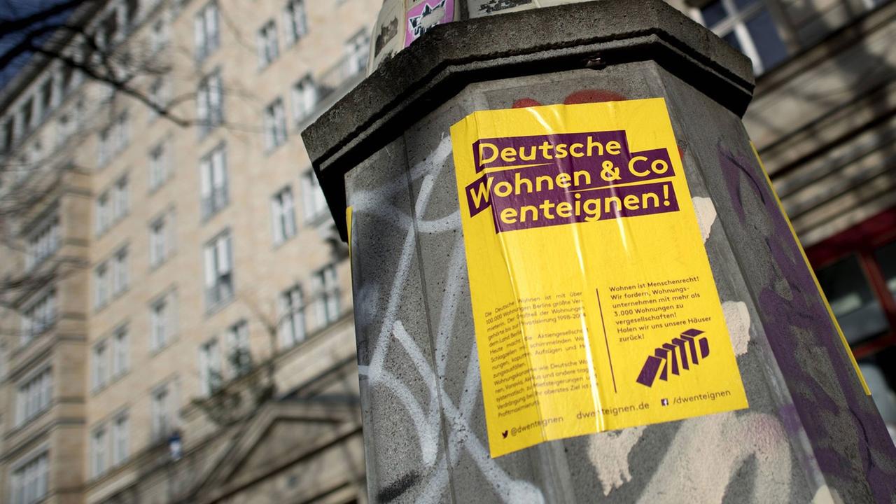 Protestplakat "Deutsche Wohnen und Co enteignen" an einem Wohnhaus an der Karl-Marx-Allee in Berlin-Friedrichshain. Protestplakat "Deutsche Wohnen und Co enteignen" an einem Wohnhaus an der Karl-Marx-Allee in Berlin-Friedrichshain.