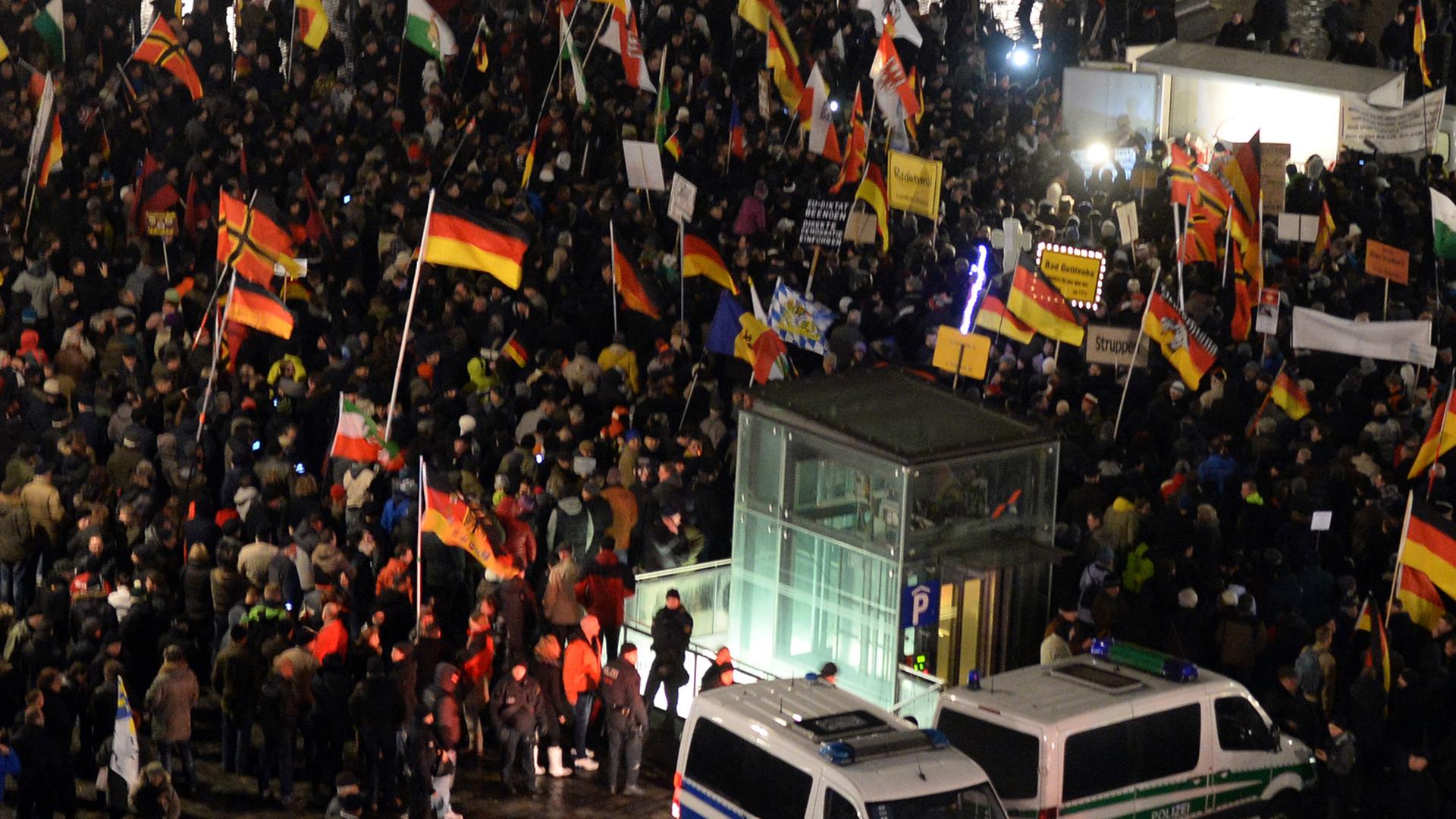 Anhänger des islamkritischen Pegida-Bündnisses versammeln sich am 09.02.2015 vor der Frauenkirche in Dresden (Sachsen). Die "Patriotischen Europäer gegen die Islamisierung des Abendlandes" (Pegida) haben erstmals nach der Spaltung der Bewegung wieder zu einer Kundgebung in Sachsens Landeshauptstadt aufgerufen. Anhänger des islamkritischen Pegida-Bündnisses versammeln sich am 09.02.2015 vor der Frauenkirche in Dresden (Sachsen). Die "Patriotischen Europäer gegen die Islamisierung des Abendlandes" (Pegida) haben erstmals nach der Spaltung der Bewegung wieder zu einer Kundgebung in Sachsens Landeshauptstadt aufgerufen.