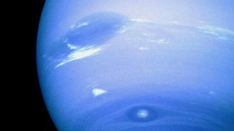 Das von der NASA-Raumsonde Voyager 2 am 21.8.2001 gemachte Foto zeigt den Planeten Neptun. Deutlich zu sehen sind in der Atmosphäre aus (farblosem) Wasserstoff und Helium sowie kleinen Mengen (blauem) Methan, die hellen Flecken.