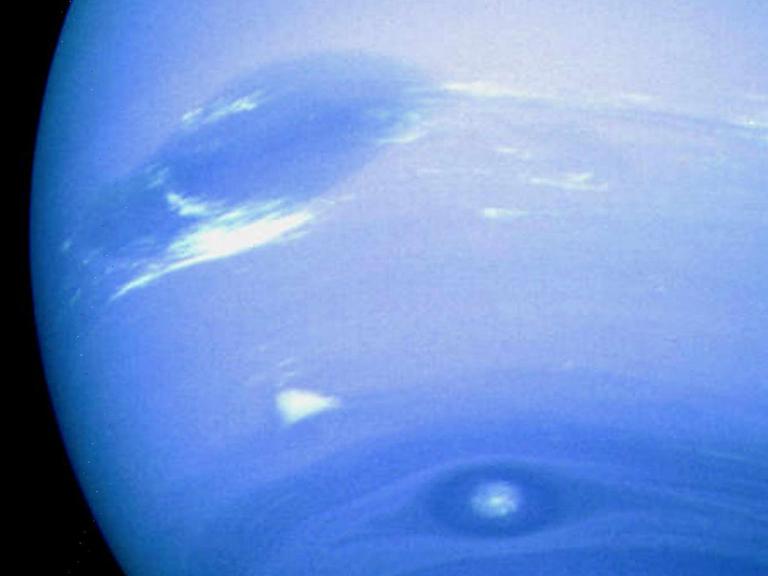 Das von der NASA-Raumsonde Voyager 2 am 21.8.2001 gemachte Foto zeigt den Planeten Neptun. Deutlich zu sehen sind in der Atmosphäre aus (farblosem) Wasserstoff und Helium sowie kleinen Mengen (blauem) Methan, die hellen Flecken.