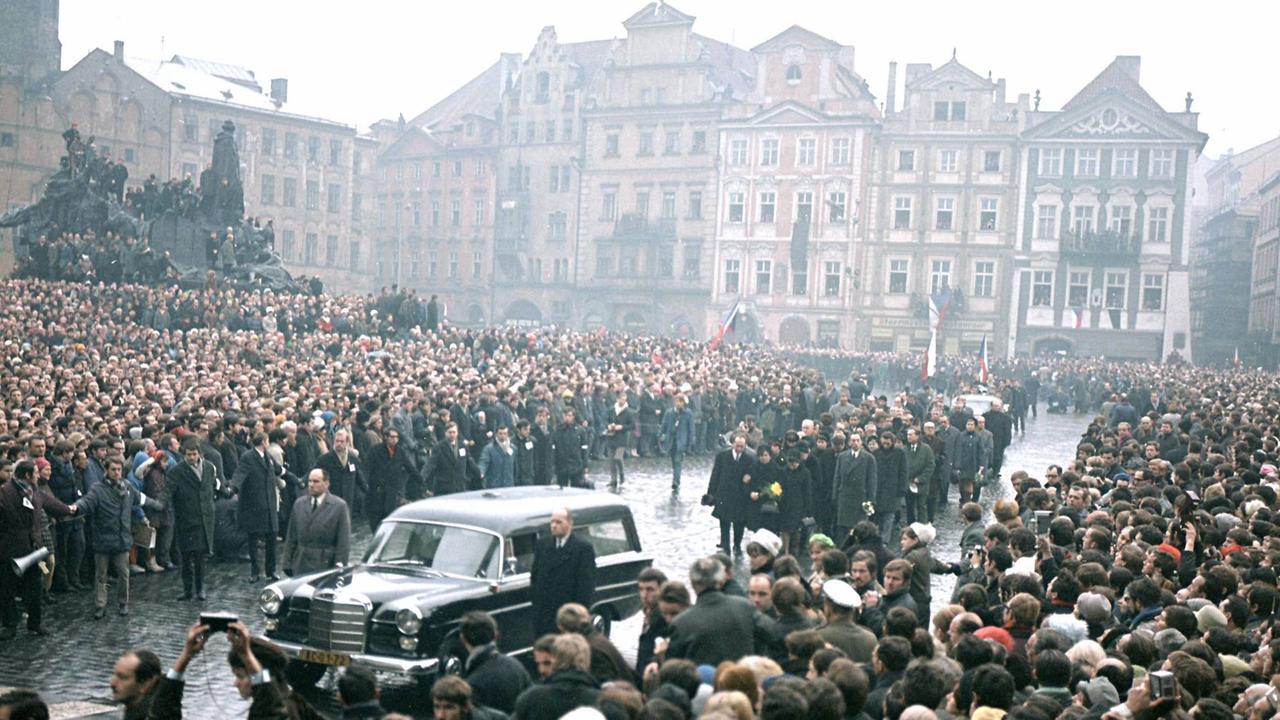 Trauermarsch anlässlich des Todes von Jan Palach 1969 Trauermarsch anlässlich des Todes von Jan Palach 1969