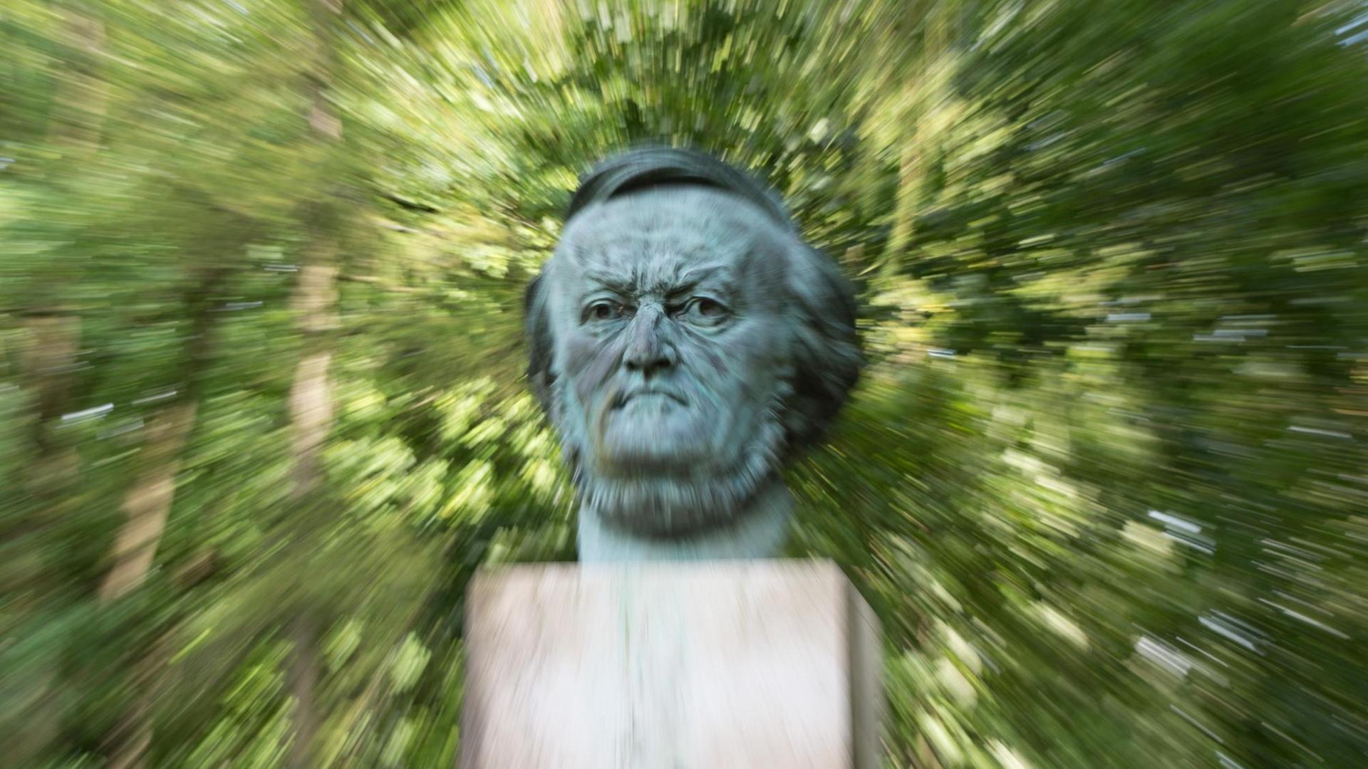 Eine Richard Wagner Skulptur von Arno Breker vor dem Bayreuther Festspielhaus in Bayreuth, Eine Richard Wagner Skulptur von Arno Breker vor dem Bayreuther Festspielhaus in Bayreuth,