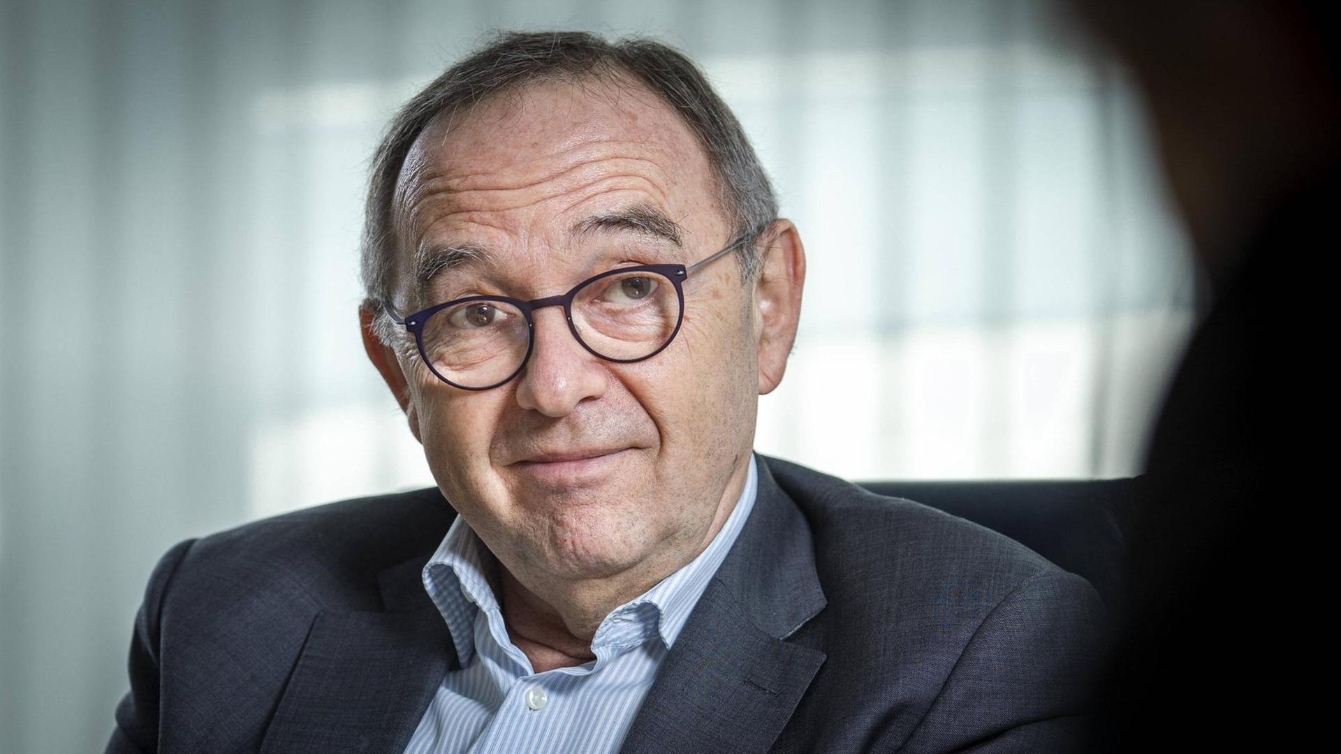 Norbert Walter-Borjans, Bundesvorsitzender der SPD schaut in die Kamera, aufgenommen im Rahmen eines Interviews Norbert Walter-Borjans, Bundesvorsitzender der SPD schaut in die Kamera, aufgenommen im Rahmen eines Interviews