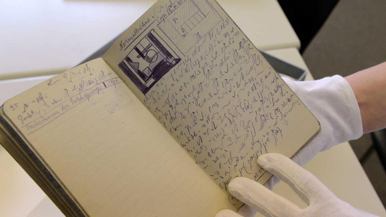 Handschriften von Kurt Schwitters sind im sogenannten "Hamburger Notizbuch" im Sprengel Museum in Hannover am 11.06.2012 zu sehen. Handschriften von Kurt Schwitters sind im sogenannten "Hamburger Notizbuch" im Sprengel Museum in Hannover am 11.06.2012 zu sehen.