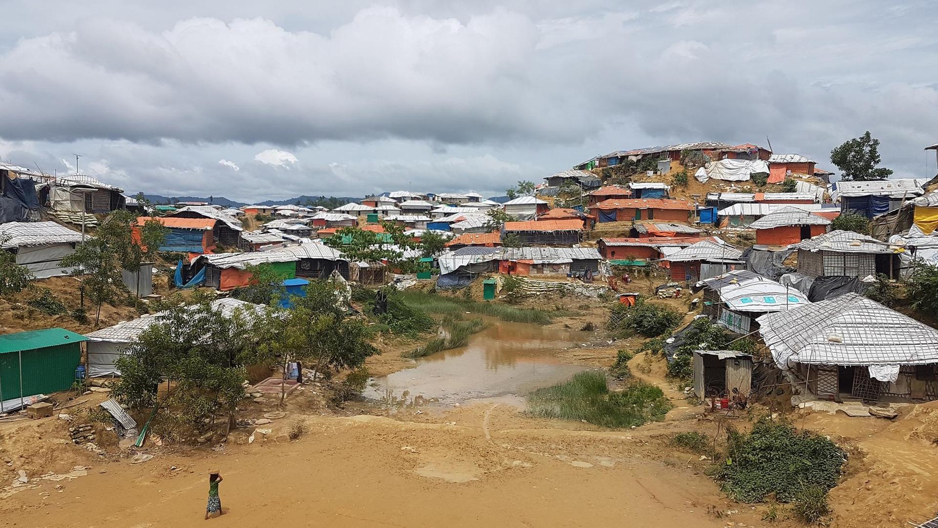 Einfache Hütten in einem teils überschwemmten Flüchtlingscamp in Bangladesch.