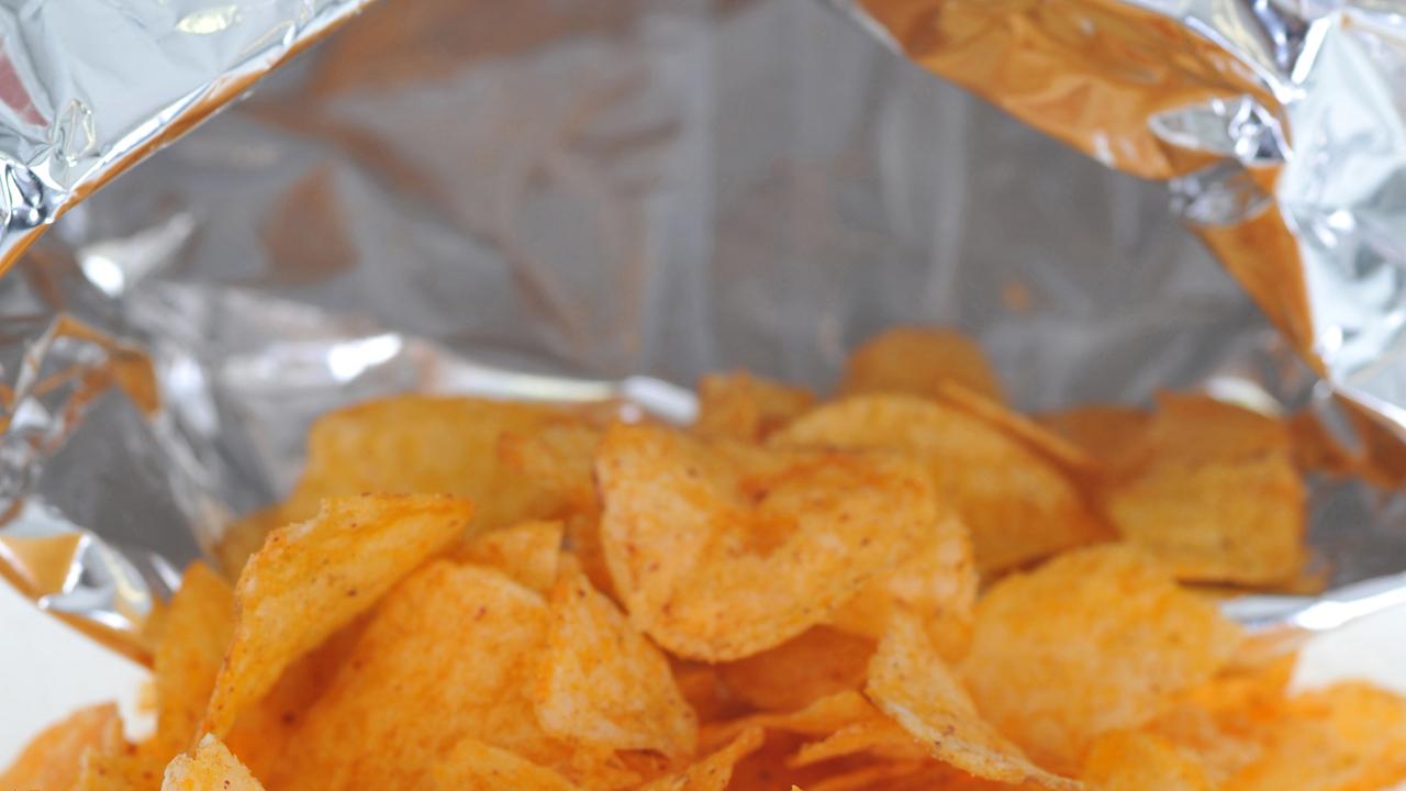 Kartoffelchips in einer offenen Tüte Kartoffelchips in einer offenen Tüte