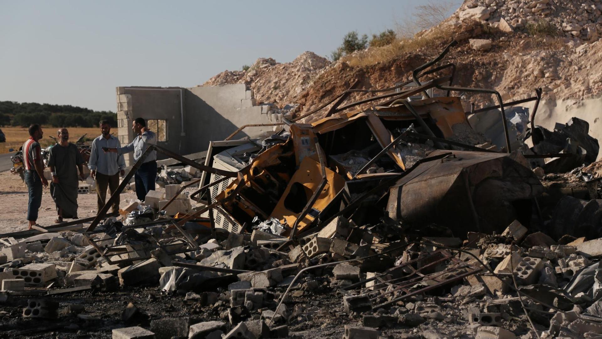 Einige Personen durchsuchen die Trümmer nach den Luftangriffen der syrischen Regierung. Die syrische Regierung hat zusammen mit ihrem Verbündeten Russland Menschenrechtlern zufolge die schwersten Luftangriffe auf die Rebellenprovinz Idlib seit einem Monat geflogen. Einige Personen durchsuchen die Trümmer nach den Luftangriffen der syrischen Regierung. Die syrische Regierung hat zusammen mit ihrem Verbündeten Russland Menschenrechtlern zufolge die schwersten Luftangriffe auf die Rebellenprovinz Idlib seit einem Monat geflogen.