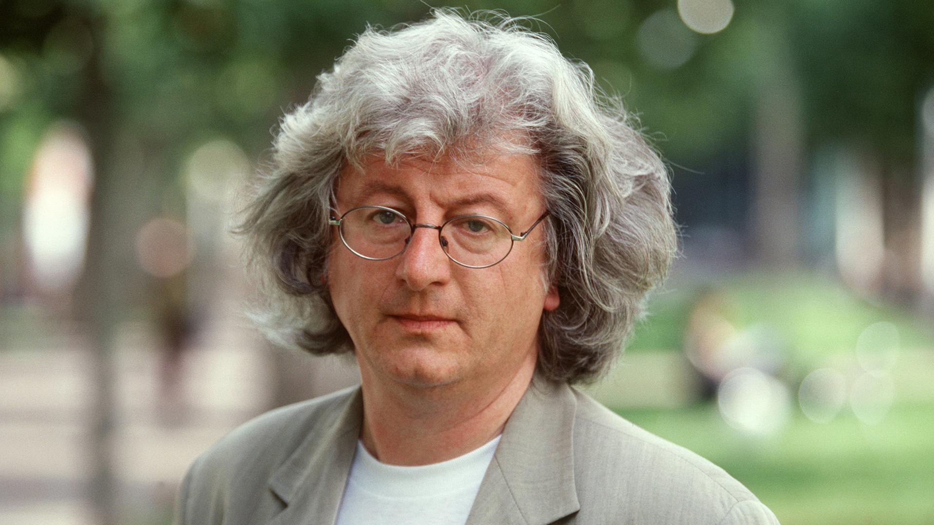 Der ungarische Schriftsteller Peter Esterhazy in Oktober 2001 auf der Frankfurter Buchmesse.