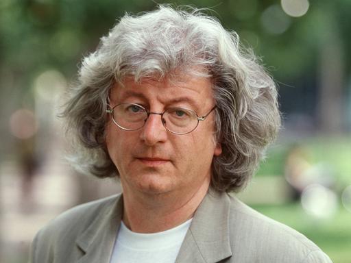 Der ungarische Schriftsteller Peter Esterhazy in Oktober 2001 auf der Frankfurter Buchmesse.