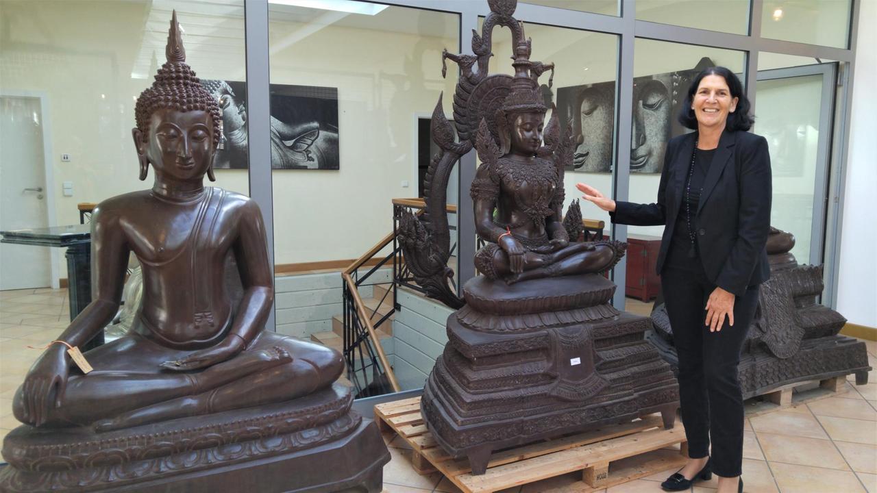 Museumleiterin Lydia Unger zeigt im Depot die Stücke von denen sich das Museum trennen will und verkauft Museumleiterin Lydia Unger zeigt im Depot die Stücke von denen sich das Museum trennen will und verkauft