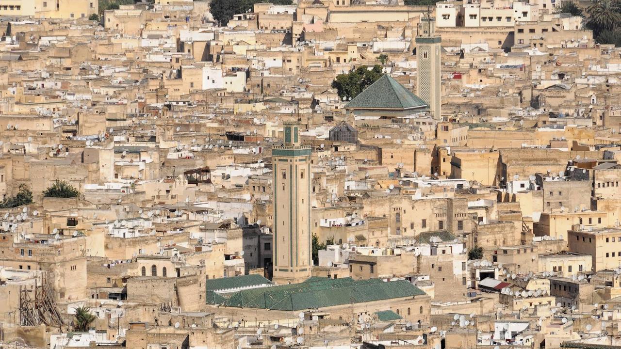Blick auf die Altstadt der Königsstadt Fes, Marokko. Sie wurde von der UNESCO zum Weltkultur-Erbe erhoben. Blick auf die Altstadt der Königsstadt Fes, Marokko. Sie wurde von der UNESCO zum Weltkultur-Erbe erhoben.