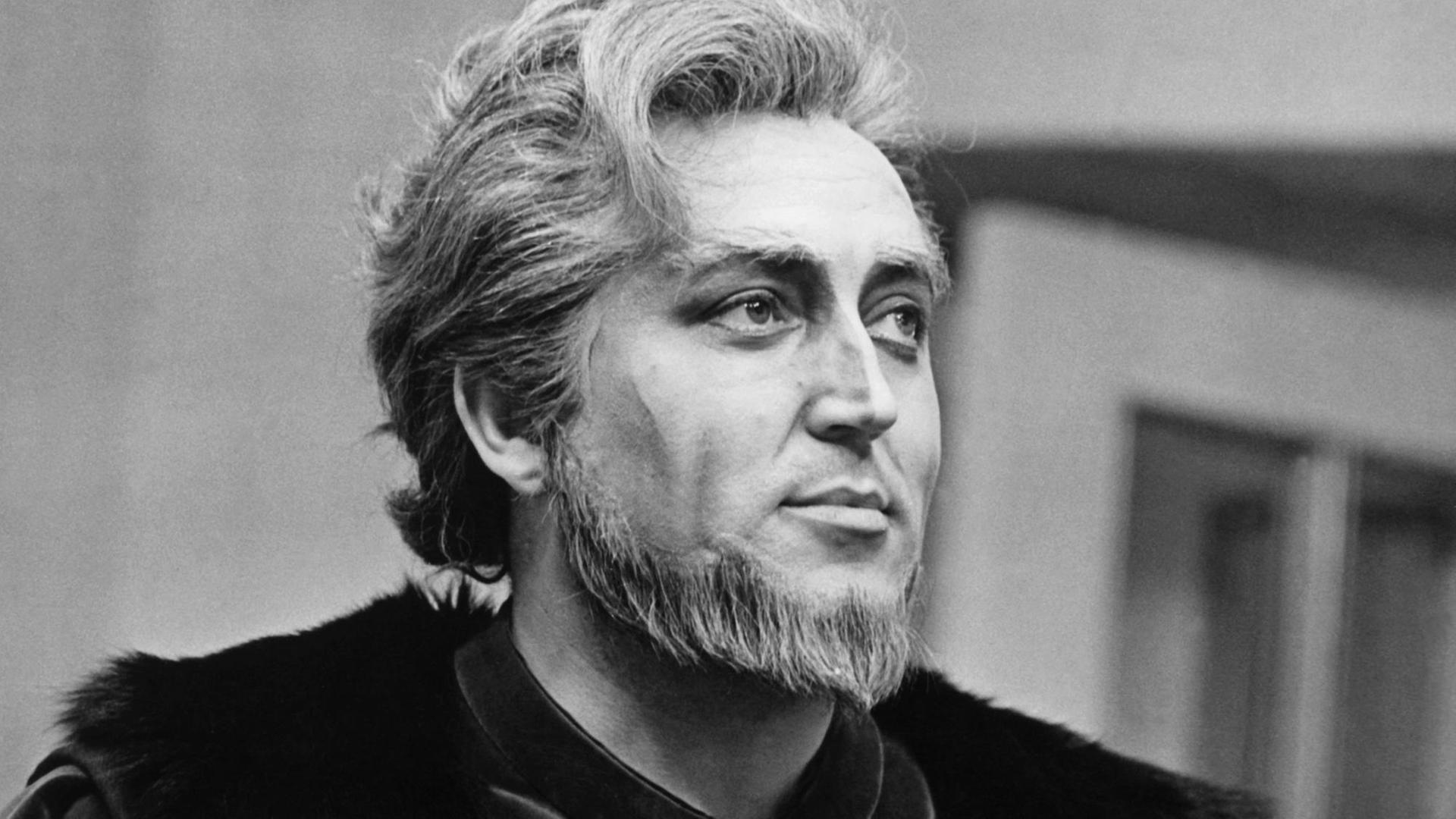 Fritz Wunderlich singt den Titelpart in der Oper "Palestrina" an der Wiener Staatsoper im Jahr 1964. Fritz Wunderlich singt den Titelpart in der Oper "Palestrina" an der Wiener Staatsoper im Jahr 1964.