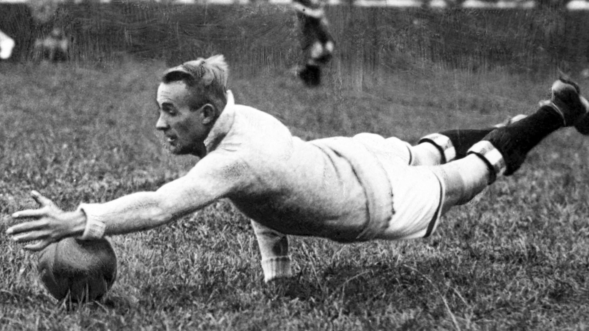 Das undatierte Foto zeigt einen Torwart in Aktion während eines Fußballspiels in den zwanziger Jahren. Das undatierte Foto zeigt einen Torwart in Aktion während eines Fußballspiels in den zwanziger Jahren.