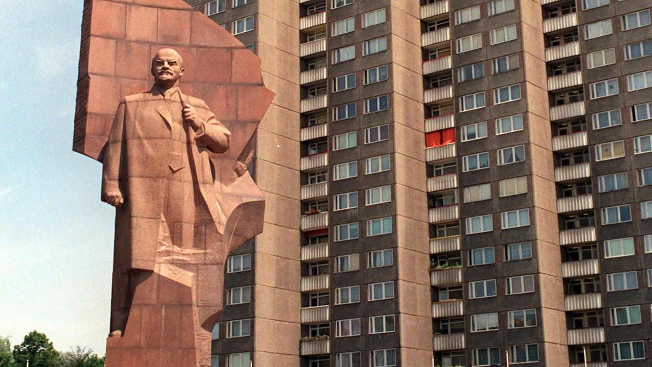 Das Wohngebiet am Leninplatz wurde in der Zeit von 1968-70 errichtet. Das Lenindenkmal von Nikolai W. Tomski aus rotem ukrainischen Granit ist Dominante des Platzes.