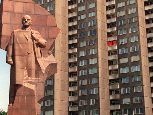 Das Wohngebiet am Leninplatz wurde in der Zeit von 1968-70 errichtet. Das Lenindenkmal von Nikolai W. Tomski aus rotem ukrainischen Granit ist Dominante des Platzes.