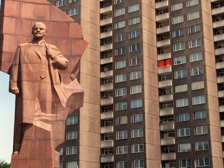Das Wohngebiet am Leninplatz wurde in der Zeit von 1968-70 errichtet. Das Lenindenkmal von Nikolai W. Tomski aus rotem ukrainischen Granit ist Dominante des Platzes.