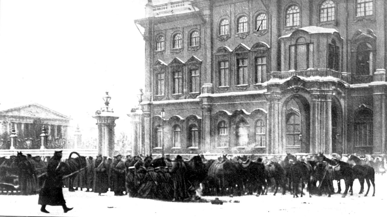 Militär hält den Platz vor dem Winterpalais in St. Petersburg besetzt: Die russische Revolution von 1905-1907 wurde am 22. Januar 1905 (dem "Blutsonntag") ausgelöst, als Soldaten auf friedlich demonstrierende Arbeiter schossen.
