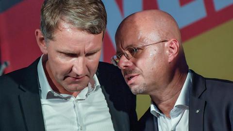 ARCHIV - 30.08.2019: Björn Höcke (l), Vorsitzender der AfD in Thüringen und Andreas Kalbitz, Landesvorsitzender der AfD in Brandenburg unterhalten sich beim Wahlkampfabschluss der AfD in Brandenburg.