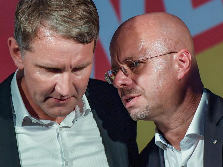 ARCHIV - 30.08.2019: Björn Höcke (l), Vorsitzender der AfD in Thüringen und Andreas Kalbitz, Landesvorsitzender der AfD in Brandenburg unterhalten sich beim Wahlkampfabschluss der AfD in Brandenburg.