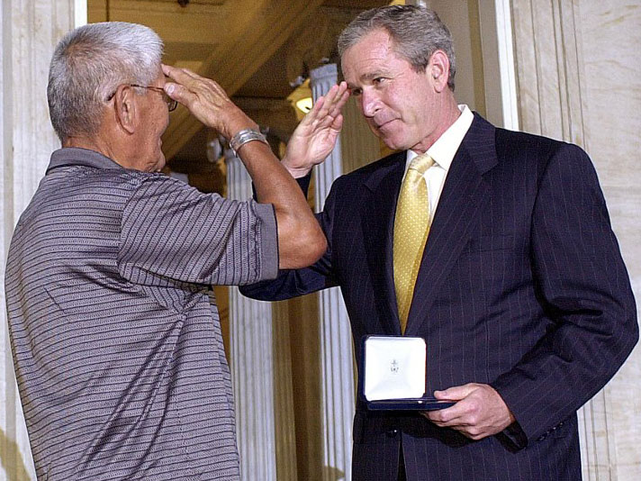 2001 ehrte US-Präsident George W. Bush Chester Nez und die anderen noch lebenden "code talker" mit der Kongressmedaille in Gold. 2001 ehrte US-Präsident George W. Bush Chester Nez und die anderen noch lebenden "code talker" mit der Kongressmedaille in Gold.