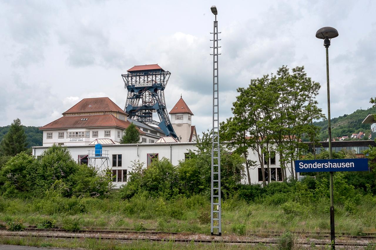 Hinter dem Bahnhof von Sondershausen steht das alte Kali-Bergwerk Hinter dem Bahnhof von Sondershausen steht das alte Kali-Bergwerk
