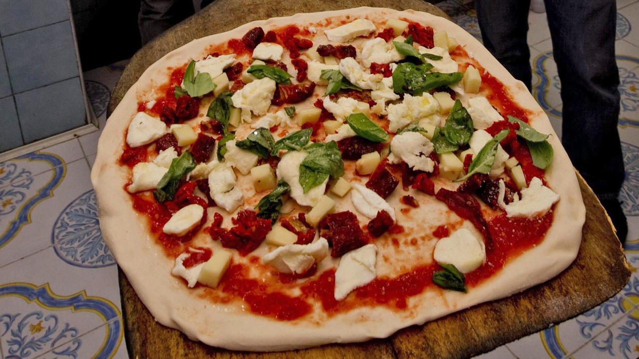 Eine Pizza "Grande Sud" wird in Neapel präsentiert. Eine Pizza "Grande Sud" wird in Neapel präsentiert.