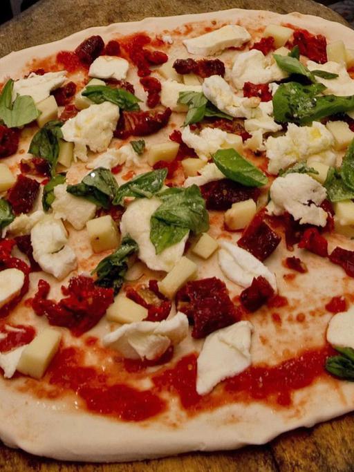 Eine Pizza "Grande Sud" wird in Neapel präsentiert.