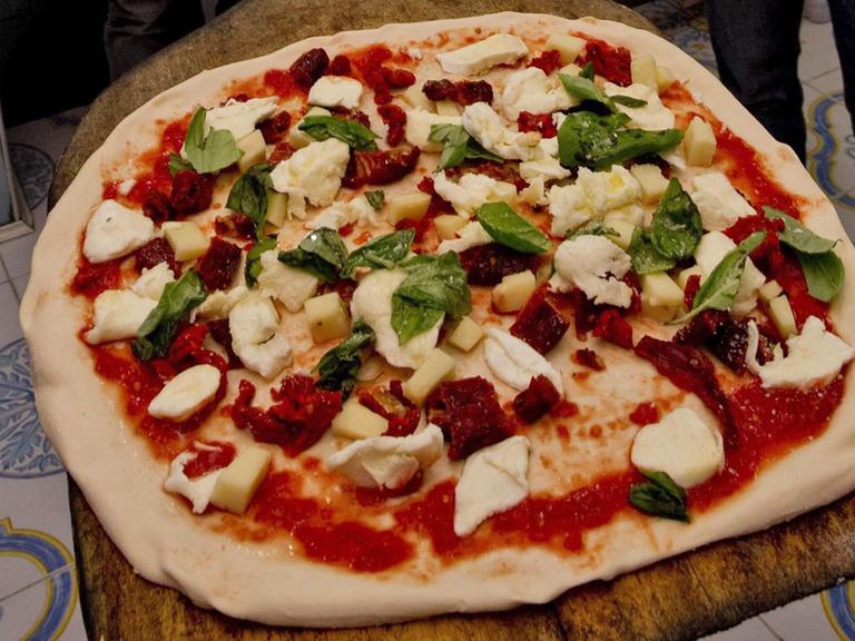 Eine Pizza "Grande Sud" wird in Neapel präsentiert.