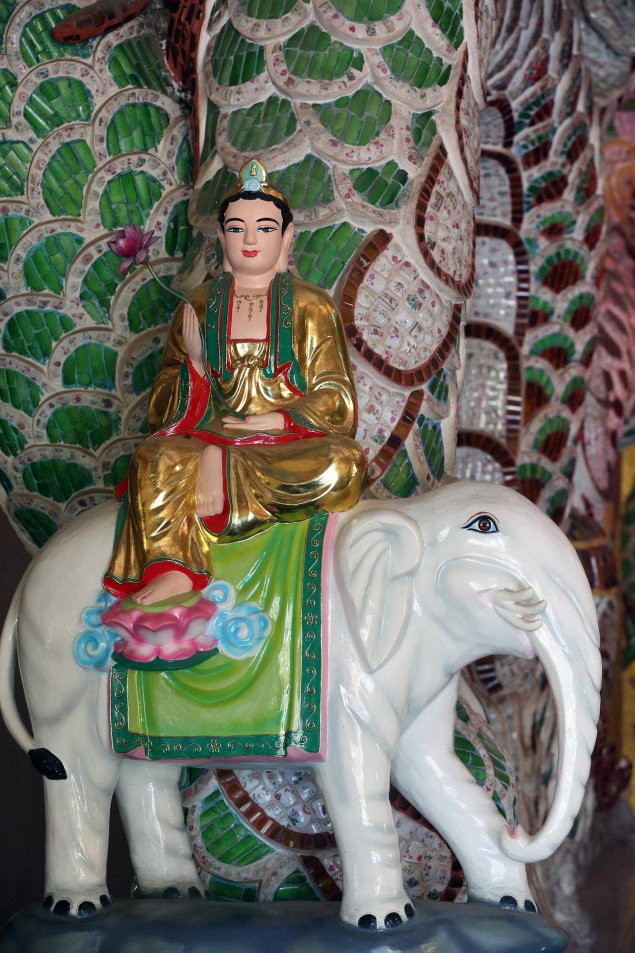 Buddha auf einem weißen Elefanten. Statue im buddhistischen Vạn Hạnh Zen Tempel in Vietnam. Buddha auf einem weißen Elefanten. Statue im buddhistischen Vạn Hạnh Zen Tempel in Vietnam.