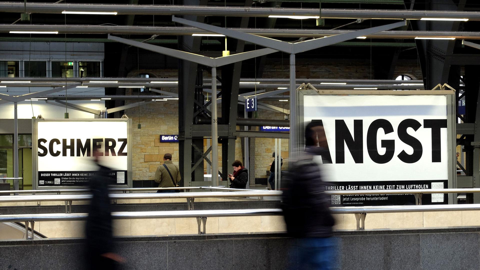 Zwei Plakate mit den Aufschriften "Schmerz" und "Angst" werben für einen Krimi-Roman auf den Gleisen am Ostbahnhof in Berlin. Zwei Plakate mit den Aufschriften "Schmerz" und "Angst" werben für einen Krimi-Roman auf den Gleisen am Ostbahnhof in Berlin.