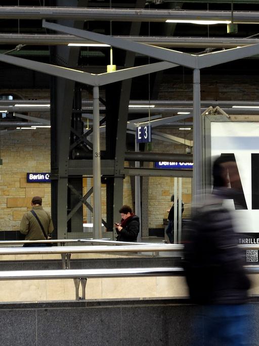 Zwei Plakate mit den Aufschriften "Schmerz" und "Angst" werben für einen Krimi-Roman auf den Gleisen am Ostbahnhof in Berlin.