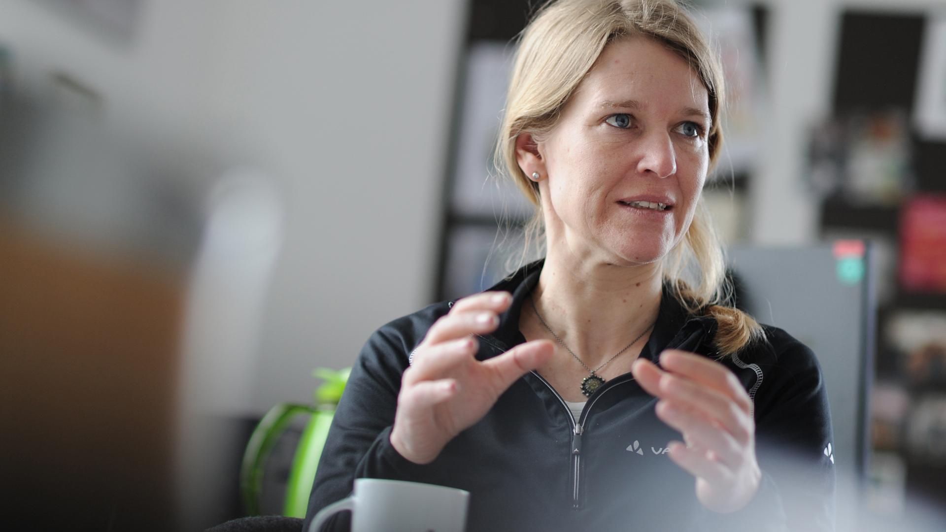 Antje von Dewitz, Geschäftsführerin des Outdoor-Spezialisten Vaude, gestikuliert am 28.03.2013 während eines Interviews in ihrem Büro in Obereisenbach (Baden-Württemberg). Antje von Dewitz, Geschäftsführerin des Outdoor-Spezialisten Vaude, gestikuliert am 28.03.2013 während eines Interviews in ihrem Büro in Obereisenbach (Baden-Württemberg).