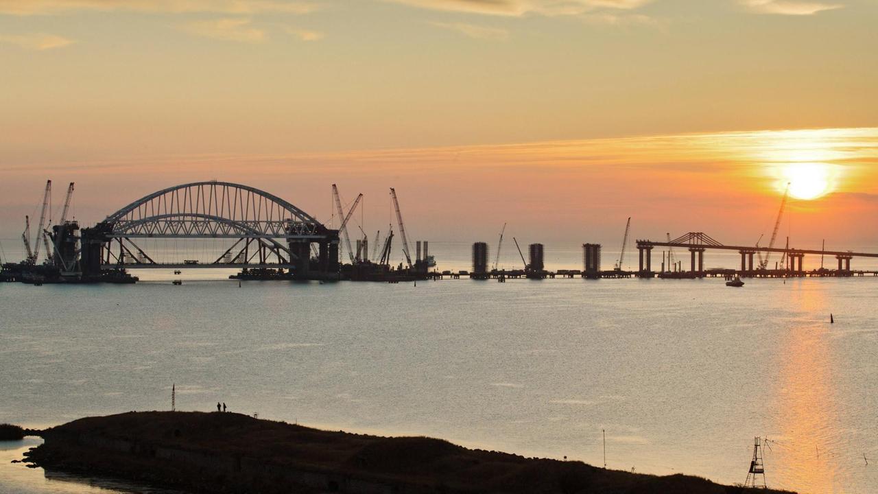 Ein Bogen wird an der Brücke über die Meerenge von Kertsch errichtet. Die Brücke soll einmal 19 Kilometer lang werden und Russland mit der Halbinsel Krim verbinden. Ein Bogen wird an der Brücke über die Meerenge von Kertsch errichtet. Die Brücke soll einmal 19 Kilometer lang werden und Russland mit der Halbinsel Krim verbinden.
