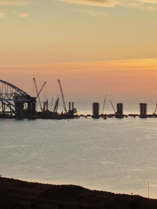 Ein Bogen wird an der Brücke über die Meerenge von Kertsch errichtet. Die Brücke soll einmal 19 Kilometer lang werden und Russland mit der Halbinsel Krim verbinden.