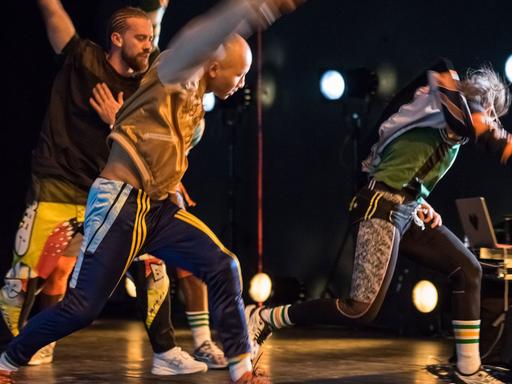 In einer Szene des von Kadir "Amigo" Memis am Berliner Hebbel am Ufer inszenierten Tanztheaterstücks "Kellerkinder" tanzen Jugendliche mit ausladenden Bewegungen auf einer Bühne.