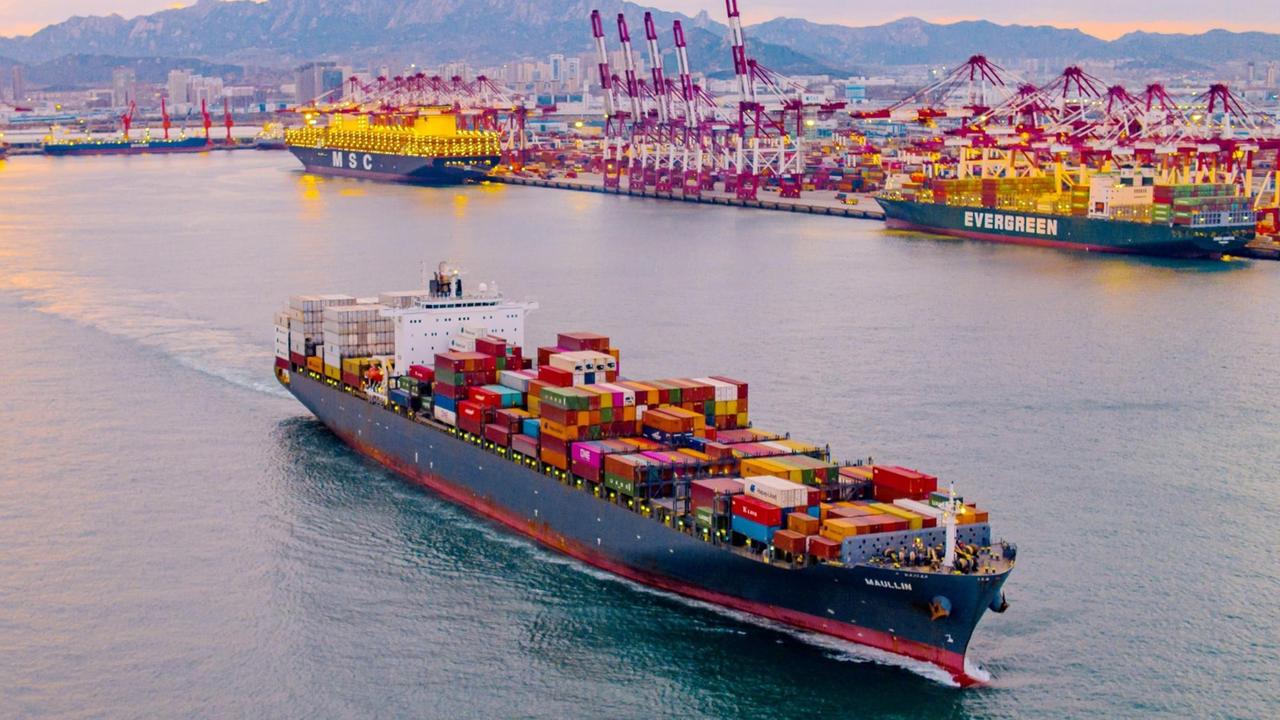 Ein Frachtschiff mit Containern im Hafen von Quingdao in China am 9. Dezember 2019. Ein Frachtschiff mit Containern im Hafen von Quingdao in China am 9. Dezember 2019.