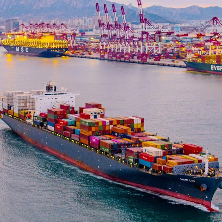 Ein Frachtschiff mit Containern im Hafen von Quingdao in China am 9. Dezember 2019.