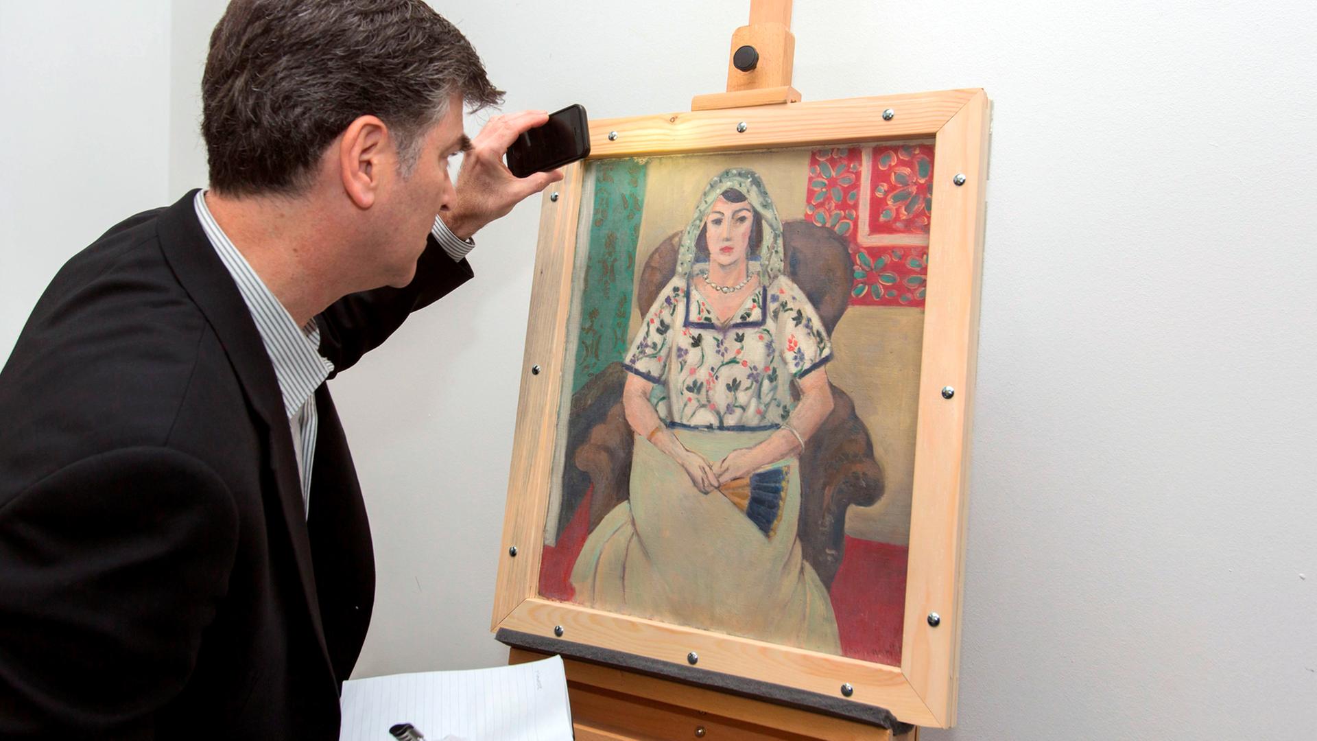Der Vertreter der Familie Rosenberg, Christopher Marinello, nimmt am 15.05.2015 das Gemälde "Sitzende Frau" von Henri Matisse in der Nähe von München (Bayern) entgegen. Das Bild ist eines der berühmtesten Gemälde aus der umstrittenen Kunstsammlung von Cornelius Gurlitt. Der Vertreter der Familie Rosenberg, Christopher Marinello, nimmt am 15.05.2015 das Gemälde "Sitzende Frau" von Henri Matisse in der Nähe von München (Bayern) entgegen. Das Bild ist eines der berühmtesten Gemälde aus der umstrittenen Kunstsammlung von Cornelius Gurlitt.