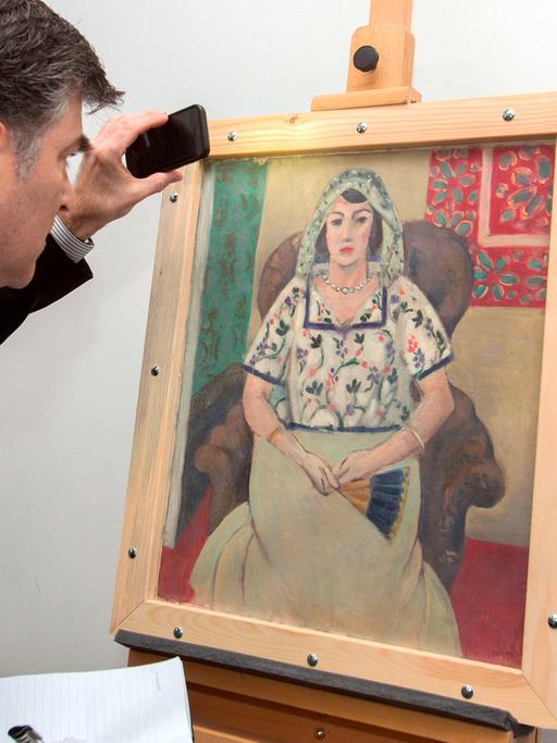 Der Vertreter der Familie Rosenberg, Christopher Marinello, nimmt am 15.05.2015 das Gemälde "Sitzende Frau" von Henri Matisse in der Nähe von München (Bayern) entgegen. Das Bild ist eines der berühmtesten Gemälde aus der umstrittenen Kunstsammlung von Cornelius Gurlitt.