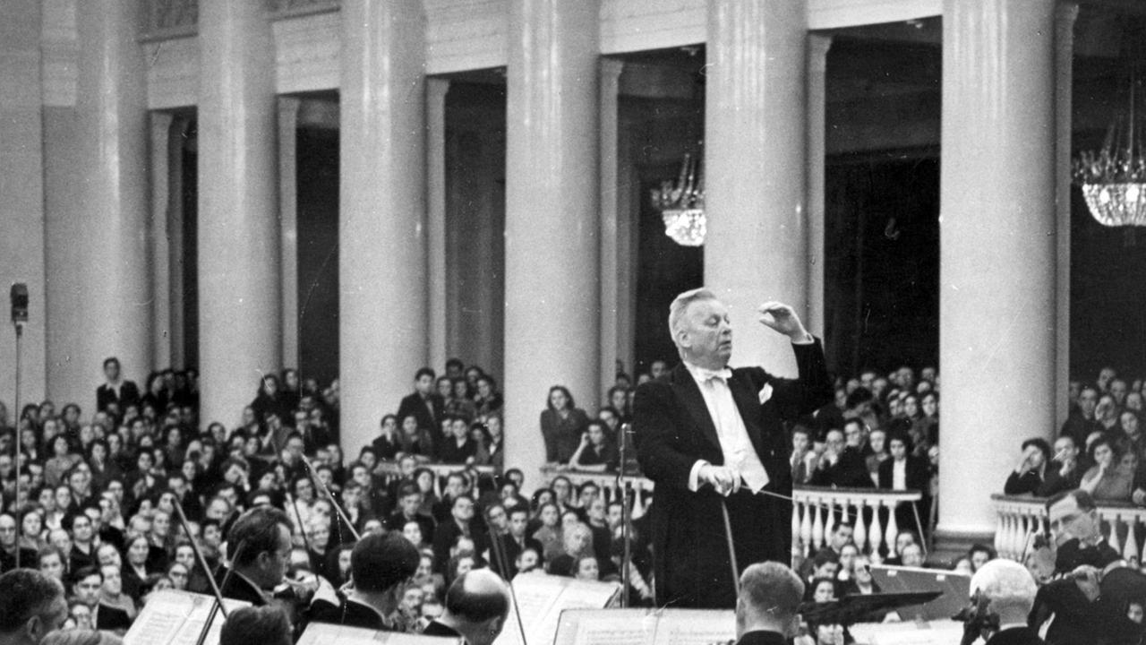 Hermann Abendroth dirigiert die Leningrader Philharmonie. Hermann Abendroth dirigiert die Leningrader Philharmonie.