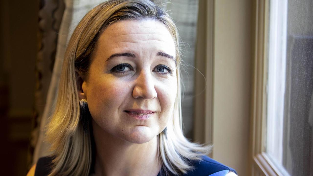 Die britische Regisseurin Josie Rourke. Im Januar 2019 kommt ihr Film "Maria Stuart" in die deutschen Kinos. Die britische Regisseurin Josie Rourke. Im Januar 2019 kommt ihr Film "Maria Stuart" in die deutschen Kinos.