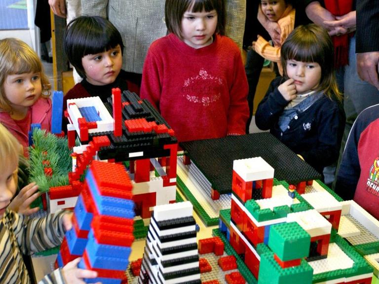 Die Kita "Nestwärme" in Berlin - hier ein Bild aus dem Jahr 2009, wo Kinder mit Lego spielen, Anlass ist der Besuch der damaligen Gesundheitsministerin Ulla Schmidt.